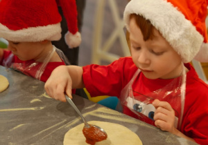 Mikołajkowe warsztaty robienia pizzy w grupie II i spotkanie ze Świętym Mikołajem