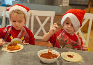 Mikołajkowe warsztaty robienia pizzy w grupie II i spotkanie ze Świętym Mikołajem