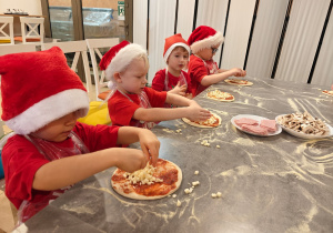 Mikołajkowe warsztaty robienia pizzy w grupie II i spotkanie ze Świętym Mikołajem