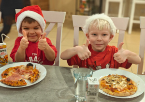 Mikołajkowe warsztaty robienia pizzy w grupie II i spotkanie ze Świętym Mikołajem