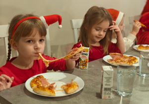 Mikołajkowe warsztaty robienia pizzy w grupie II i spotkanie ze Świętym Mikołajem
