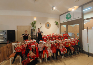 Mikołajkowe warsztaty robienia pizzy w grupie II i spotkanie ze Świętym Mikołajem