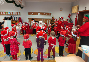 Mikołajkowe warsztaty robienia pizzy w grupie II i spotkanie ze Świętym Mikołajem