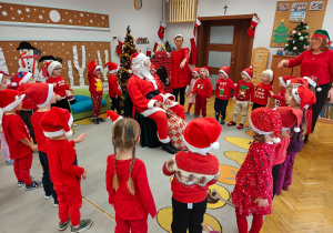 Mikołajkowe warsztaty robienia pizzy w grupie II i spotkanie ze Świętym Mikołajem