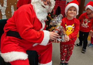 Mikołajkowe warsztaty robienia pizzy w grupie II i spotkanie ze Świętym Mikołajem