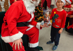 Mikołajkowe warsztaty robienia pizzy w grupie II i spotkanie ze Świętym Mikołajem