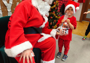 Mikołajkowe warsztaty robienia pizzy w grupie II i spotkanie ze Świętym Mikołajem