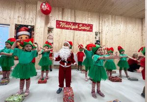 Magia Świąt zaczyna się tam, gdzie tworzy się coś razem … Mikołajki i rodzinne warsztaty dekorowania pierników w grupie X