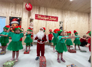 Magia Świąt zaczyna się tam, gdzie tworzy się coś razem … Mikołajki i rodzinne warsztaty dekorowania pierników w grupie X