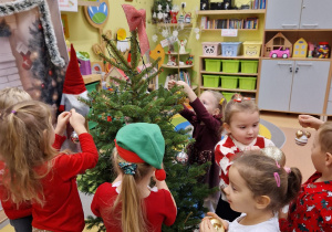 Magia Świąt zaczyna się tam, gdzie tworzy się coś razem … Mikołajki i rodzinne warsztaty dekorowania pierników w grupie X