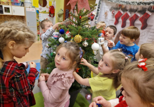 Magia Świąt zaczyna się tam, gdzie tworzy się coś razem … Mikołajki i rodzinne warsztaty dekorowania pierników w grupie X