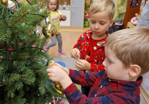 Magia Świąt zaczyna się tam, gdzie tworzy się coś razem … Mikołajki i rodzinne warsztaty dekorowania pierników w grupie X