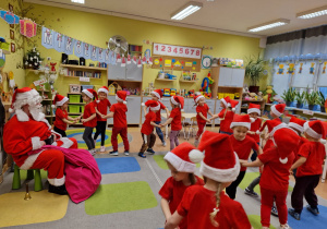 Magia Świąt zaczyna się tam, gdzie tworzy się coś razem … Mikołajki i rodzinne warsztaty dekorowania pierników w grupie X