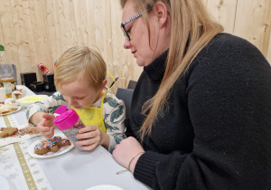 Magia Świąt zaczyna się tam, gdzie tworzy się coś razem … Mikołajki i rodzinne warsztaty dekorowania pierników w grupie X