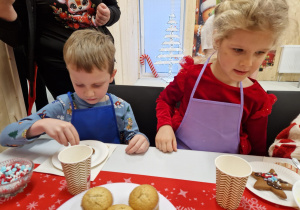 Magia Świąt zaczyna się tam, gdzie tworzy się coś razem … Mikołajki i rodzinne warsztaty dekorowania pierników w grupie X