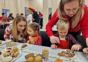 Magia Świąt zaczyna się tam, gdzie tworzy się coś razem … Mikołajki i rodzinne warsztaty dekorowania pierników w grupie X