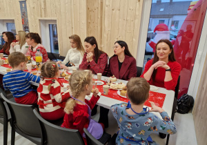 Magia Świąt zaczyna się tam, gdzie tworzy się coś razem … Mikołajki i rodzinne warsztaty dekorowania pierników w grupie X