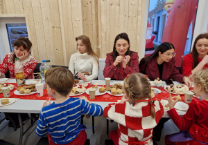 Magia Świąt zaczyna się tam, gdzie tworzy się coś razem … Mikołajki i rodzinne warsztaty dekorowania pierników w grupie X