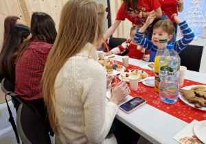 Magia Świąt zaczyna się tam, gdzie tworzy się coś razem … Mikołajki i rodzinne warsztaty dekorowania pierników w grupie X