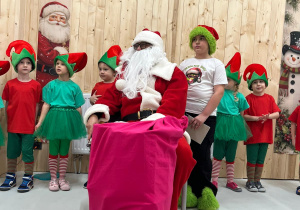 Magia Świąt zaczyna się tam, gdzie tworzy się coś razem … Mikołajki i rodzinne warsztaty dekorowania pierników w grupie X