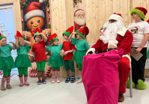 Magia Świąt zaczyna się tam, gdzie tworzy się coś razem … Mikołajki i rodzinne warsztaty dekorowania pierników w grupie X