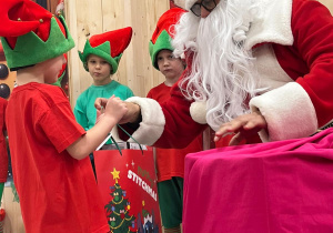 Magia Świąt zaczyna się tam, gdzie tworzy się coś razem … Mikołajki i rodzinne warsztaty dekorowania pierników w grupie X