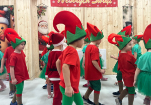 Magia Świąt zaczyna się tam, gdzie tworzy się coś razem … Mikołajki i rodzinne warsztaty dekorowania pierników w grupie X