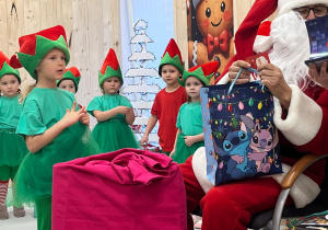 Magia Świąt zaczyna się tam, gdzie tworzy się coś razem … Mikołajki i rodzinne warsztaty dekorowania pierników w grupie X