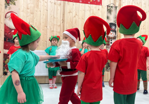 Magia Świąt zaczyna się tam, gdzie tworzy się coś razem … Mikołajki i rodzinne warsztaty dekorowania pierników w grupie X