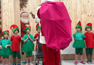 Magia Świąt zaczyna się tam, gdzie tworzy się coś razem … Mikołajki i rodzinne warsztaty dekorowania pierników w grupie X