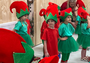 Magia Świąt zaczyna się tam, gdzie tworzy się coś razem … Mikołajki i rodzinne warsztaty dekorowania pierników w grupie X