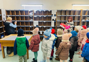 Przedszkolaki listy piszą…do Mikołaja- czyli świąteczna wycieczka na pocztę w ramach preorientacji zawodowej w gr. XI i XII