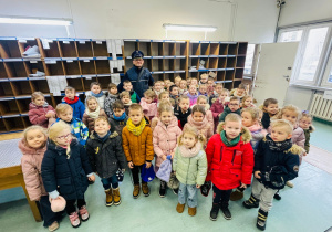 Przedszkolaki listy piszą…do Mikołaja- czyli świąteczna wycieczka na pocztę w ramach preorientacji zawodowej w gr. XI i XII