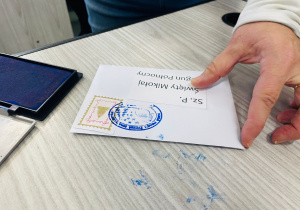 Przedszkolaki listy piszą…do Mikołaja- czyli świąteczna wycieczka na pocztę w ramach preorientacji zawodowej w gr. XI i XII