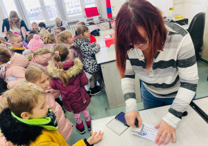 Przedszkolaki listy piszą…do Mikołaja- czyli świąteczna wycieczka na pocztę w ramach preorientacji zawodowej w gr. XI i XII