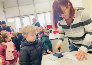 Przedszkolaki listy piszą…do Mikołaja- czyli świąteczna wycieczka na pocztę w ramach preorientacji zawodowej w gr. XI i XII