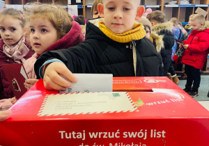 Przedszkolaki listy piszą…do Mikołaja- czyli świąteczna wycieczka na pocztę w ramach preorientacji zawodowej w gr. XI i XII