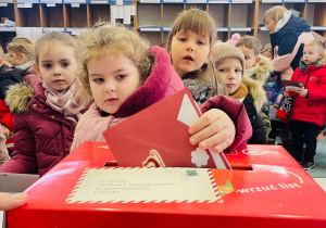 Przedszkolaki listy piszą…do Mikołaja- czyli świąteczna wycieczka na pocztę w ramach preorientacji zawodowej w gr. XI i XII