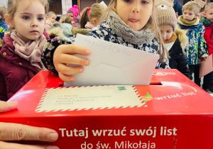 Przedszkolaki listy piszą…do Mikołaja- czyli świąteczna wycieczka na pocztę w ramach preorientacji zawodowej w gr. XI i XII
