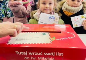 Przedszkolaki listy piszą…do Mikołaja- czyli świąteczna wycieczka na pocztę w ramach preorientacji zawodowej w gr. XI i XII