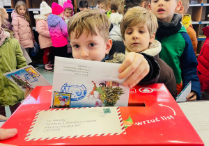 Przedszkolaki listy piszą…do Mikołaja- czyli świąteczna wycieczka na pocztę w ramach preorientacji zawodowej w gr. XI i XII