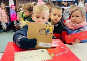 Przedszkolaki listy piszą…do Mikołaja- czyli świąteczna wycieczka na pocztę w ramach preorientacji zawodowej w gr. XI i XII