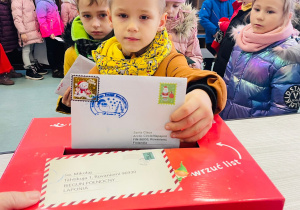 Przedszkolaki listy piszą…do Mikołaja- czyli świąteczna wycieczka na pocztę w ramach preorientacji zawodowej w gr. XI i XII