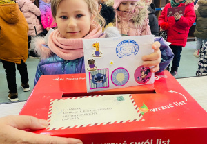 Przedszkolaki listy piszą…do Mikołaja- czyli świąteczna wycieczka na pocztę w ramach preorientacji zawodowej w gr. XI i XII