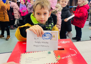 Przedszkolaki listy piszą…do Mikołaja- czyli świąteczna wycieczka na pocztę w ramach preorientacji zawodowej w gr. XI i XII