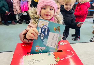 Przedszkolaki listy piszą…do Mikołaja- czyli świąteczna wycieczka na pocztę w ramach preorientacji zawodowej w gr. XI i XII