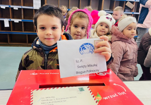 Przedszkolaki listy piszą…do Mikołaja- czyli świąteczna wycieczka na pocztę w ramach preorientacji zawodowej w gr. XI i XII