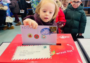 Przedszkolaki listy piszą…do Mikołaja- czyli świąteczna wycieczka na pocztę w ramach preorientacji zawodowej w gr. XI i XII