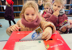 Przedszkolaki listy piszą…do Mikołaja- czyli świąteczna wycieczka na pocztę w ramach preorientacji zawodowej w gr. XI i XII