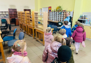 Przedszkolaki listy piszą…do Mikołaja- czyli świąteczna wycieczka na pocztę w ramach preorientacji zawodowej w gr. XI i XII